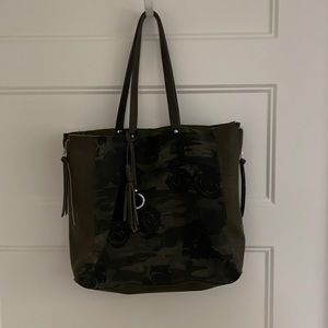 Tote sanctuary Tote handbag olive green camo floral, print